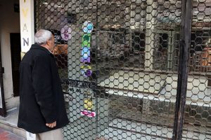 Kuyumcu m&uuml;şterilerin altınlarını alıp ka&ccedil;tı