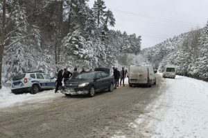 Polis, kayan aracı kurtarmaya giderken yolda kaldı