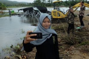500 kişinin &ouml;ld&uuml;ğ&uuml; yerde selfie yaptılar