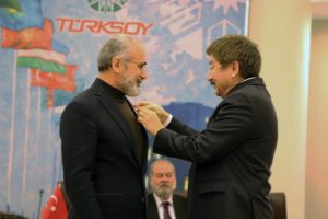 Cumhurbaşkanı Başdanışmanı Top&ccedil;u'ya T&Uuml;RKSOY 25. yıl madalyası