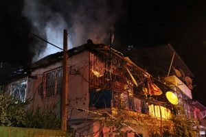 Evinin yanışını g&ouml;zyaşlarıyla izledi