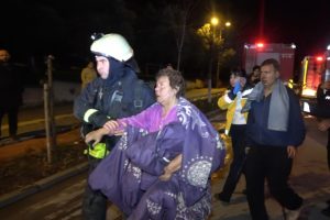 Bursa'da yangın! Dumanların arasında kurtarılmayı beklediler