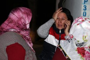 Evinin yanışını g&ouml;zyaşlarıyla izledi