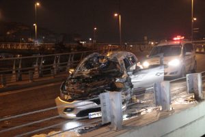 Otomobil kontrolden &ccedil;ıkıp bariyerlere &ccedil;arptı: 4 yaralı
