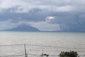 Endonezya'da tsunami b&ouml;lgesindeki yanardağ i&ccedil;in alarm seviyesi y&uuml;kseltildi