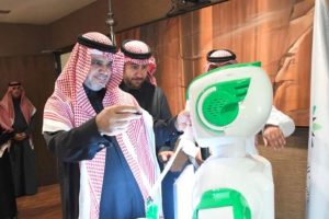Suudi Arabistan'ın ilk robot memuru mesaiye başladı