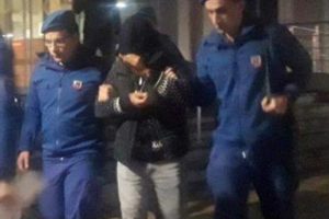 K&ouml;pr&uuml; &ccedil;ıkışında kıskıvrak yakalandı!
