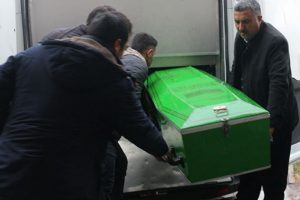 Eşini &ccedil;ocuklarının g&ouml;z&uuml; &ouml;n&uuml;nde bı&ccedil;aklayarak &ouml;ld&uuml;rd&uuml;
