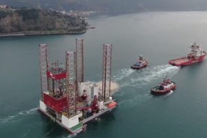 Boğaz'dan petrol platformu ge&ccedil;iyor