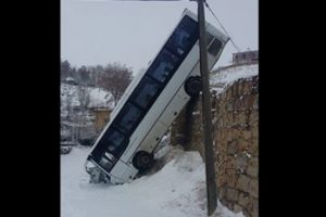 Yolcu otob&uuml;s&uuml; 6 metrelik duvardan d&uuml;şt&uuml;