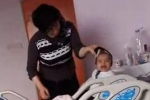 Hasta bebeğini ağladığı i&ccedil;in d&ouml;verken g&ouml;r&uuml;nt&uuml;lendi, g&ouml;zaltına alındı