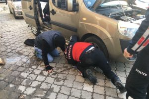Araca sıkışan kediyi itfaiye kurtardı