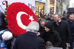 Mehmet Akif Ersoy hayatını kaybettiği dairenin &ouml;n&uuml;nde anıldı