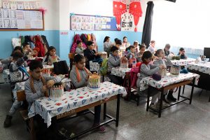 İlmekleri k&ouml;y okulundaki kardeşleri i&ccedil;in attılar