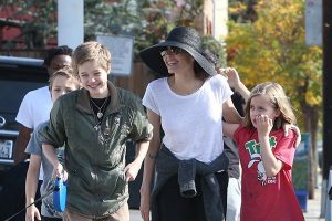 Angelina Jolie hakkında şok iddia: &Ccedil;ocukları 'zehirliyor'
