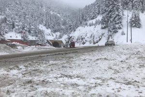 Zigana Ge&ccedil;idi'nde kar ulaşımı olumsuz etkiliyor