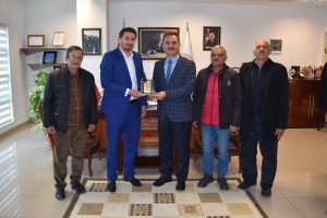 Bursa'da balık&ccedil;ılardan Yılmaz'a teşekk&uuml;r plaketi