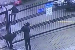 Otomatik kapı a&ccedil;ılınca &uuml;zerinden ge&ccedil;en &ccedil;ocuk demire takıldı