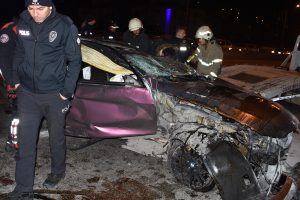 Makas attığı kazada otomobiller hurdaya d&ouml;nd&uuml;