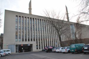 Almanya'daki T&uuml;rkler: 'Cami Vergisi'nden &ouml;nce İslam'ı resmi din olarak tanısınlar