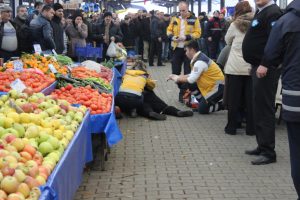 Pazardaki kavgada alışveriş yaparken vuruldu
