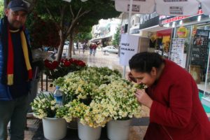 Gelene parayla koklattı! Satışları arttı...