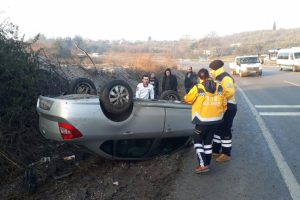 Bursa'da takla atan otomobilden burnu bile kanamadan &ccedil;ıktı