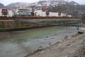 Nehre d&uuml;şen &uuml;niversiteli 2 gen&ccedil; yaralandı