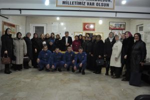 Bursa'da ana kucağından asker ocağına yemek