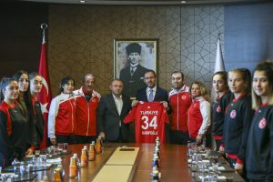 Bakan Kasapoğlu milli hentbolcuları kabul etti
