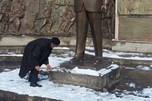 Atat&uuml;rk Anıtı &ouml;n&uuml;nde biriken karları bastonuyla temizledi