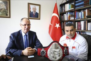 T&uuml;rk boks&ouml;r Karakuş kemerini Filistin'e armağan etti