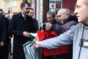 &Ccedil;evre ve Şehircilik Bakanı Kurum bez torba dağıttı