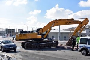 Arazi sahibi tıp fak&uuml;ltesi hastanesine giden yolu kapattı