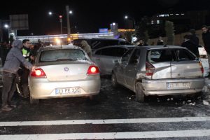 2 farklı zincirleme kazada 23 ara&ccedil; birbirine girdi