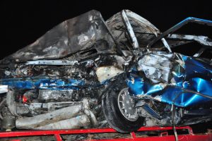 Kontrol&uuml;n&uuml; kaybetti, karşı şeritten gelen otomobile &ccedil;arptı