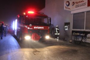 Tamirhanede &ccedil;ıkan yangın otomobillere sı&ccedil;ramadan s&ouml;nd&uuml;r&uuml;ld&uuml;