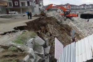 Yıkım sahasındaki istinat duvarı b&ouml;yle &ccedil;&ouml;kt&uuml;