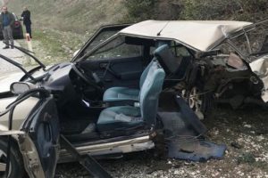 Feci kaza! Otomobil ikiye ayrıldı