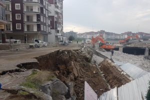 AVM yıkımı sırasında istinat duvarı &ccedil;&ouml;kt&uuml;