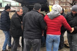 &Ccedil;antalarından ka&ccedil;ak i&ccedil;ki &ccedil;ıktı