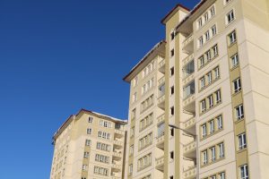 Gaz ka&ccedil;ıran t&uuml;p&uuml; 9. kattan dışarı fırlattı