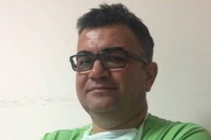 Hastalarını fır&ccedil;alayan doktor sosyal medyayı salladı