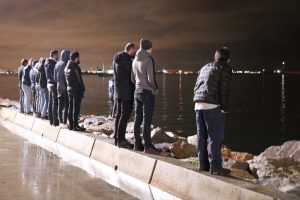Kartal'da denize giren kişi kayboldu