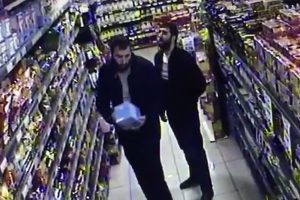 &Ccedil;aldıklarını montlarına sakladılar!