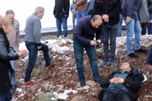 Kaza yapan aileye ilk m&uuml;dahaleyi, yoldan ge&ccedil;en doktor &ccedil;ift yaptı