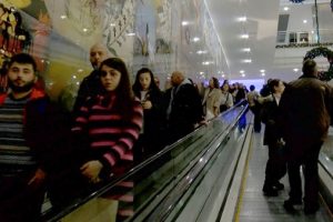 Vatandaşlar alışveriş merkezlerine akın etti