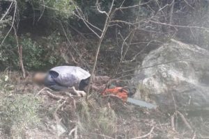 Kaya par&ccedil;asının altında kalarak can verdi