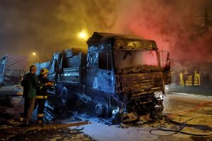 Bursa'da yanan ara&ccedil;tan son anda kurtuldu