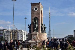 Taksim Meydanı'na &ccedil;ıkan yollar kapatıldı